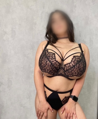 Высокая, стройная брюнетка с обольстительными формами приглашает в гости щедрого мужчину. Гарантирую яркие впечатления и незабываемый отдых. Все ваши фантазии станут реальностью! 9960, 25 лет